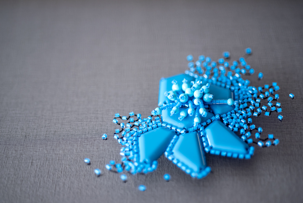 青いラインストーンの花の刺繍