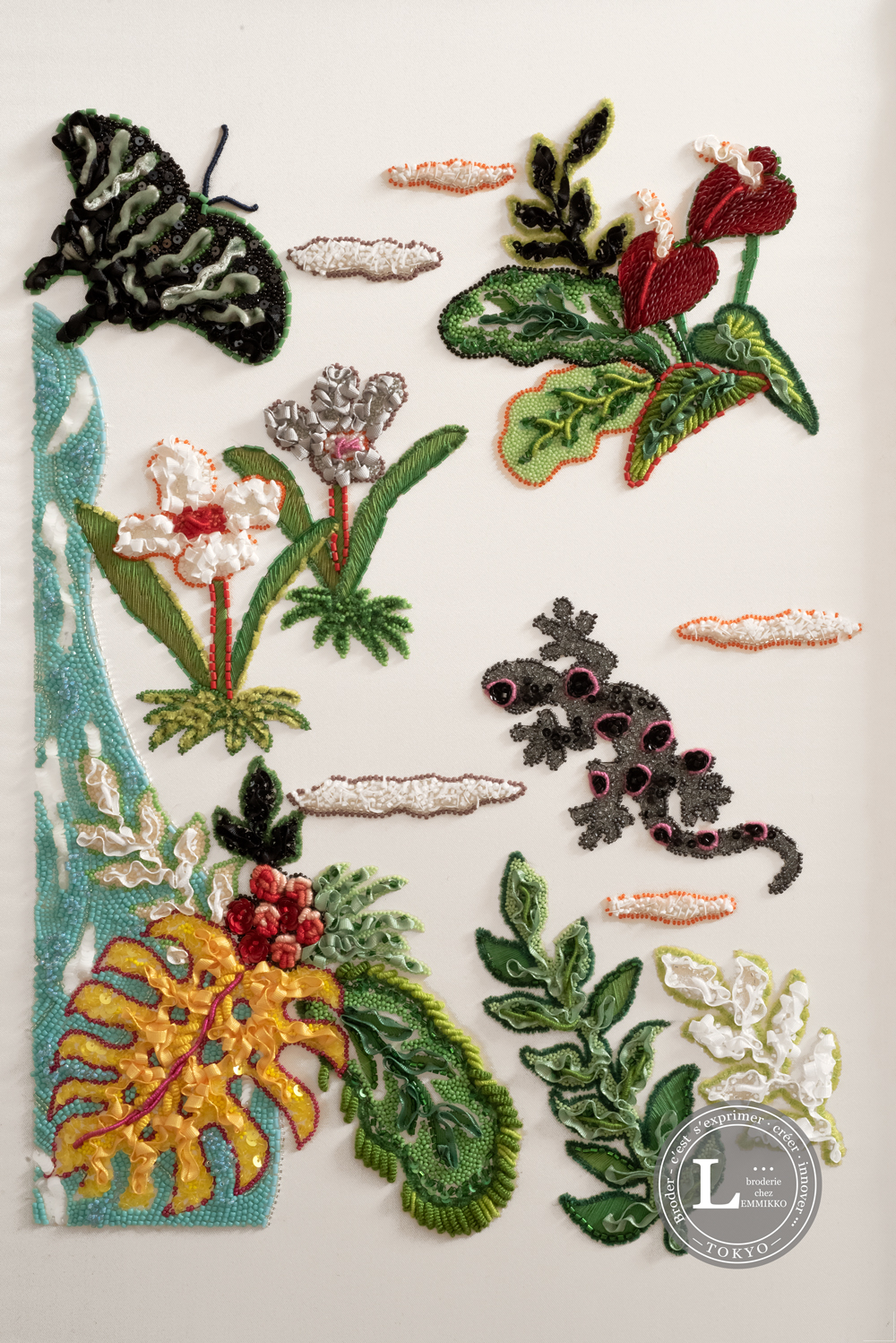 蝶と花とヤモリの刺繍