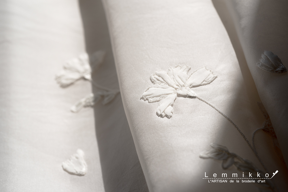 布とビーズのお花の刺繍