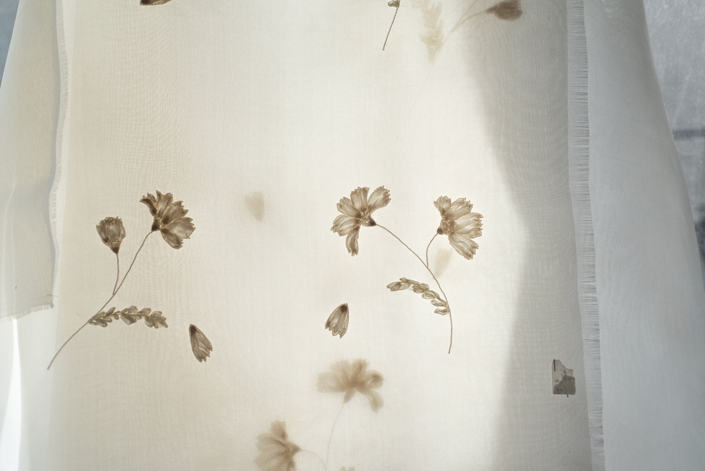 白い花の刺繍