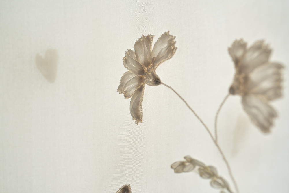 白い布の花の刺繍
