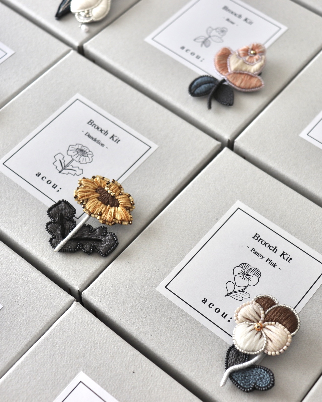 花のブローチ刺繍