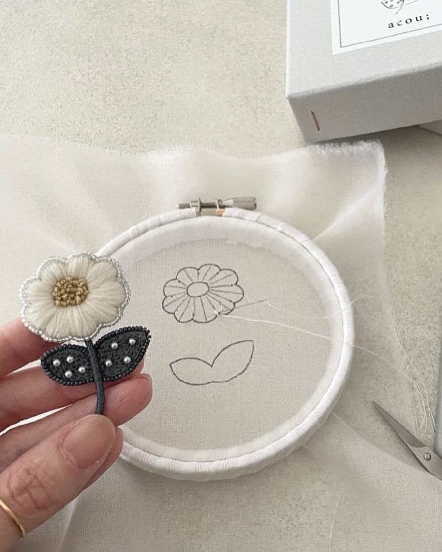 手作りの花の刺繍ブローチ