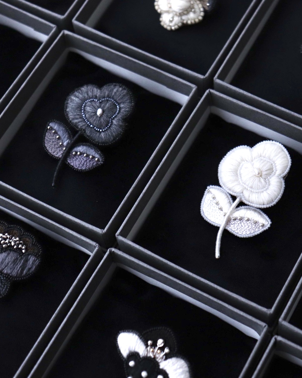 黒と白の花のブローチ刺繍